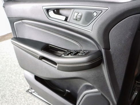 Used 2019 Ford Edge Titanium image 21