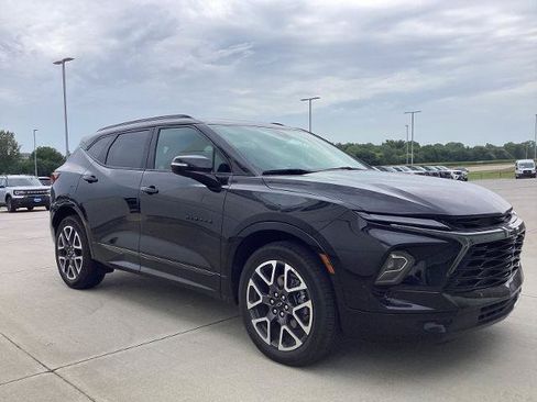 Used 2025 Chevrolet Blazer RS AWD/4WD image 2