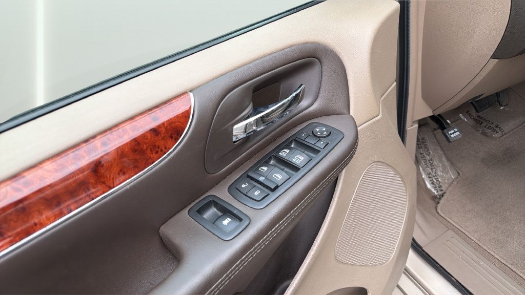 Used 2015 Chrysler Town & Country Touring-L w/ Driver Convenience Group FWD image 19