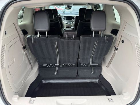 Used 2022 Chrysler Pacifica Touring-L FWD image 14