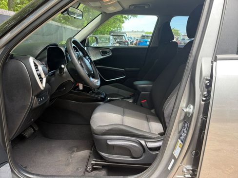 Used 2025 Kia Soul LX w/ LX Technology Package FWD image 24
