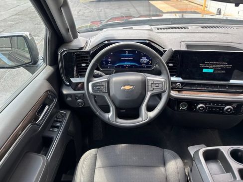 Used 2023 Chevrolet Silverado 1500 LT AWD/4WD image 3
