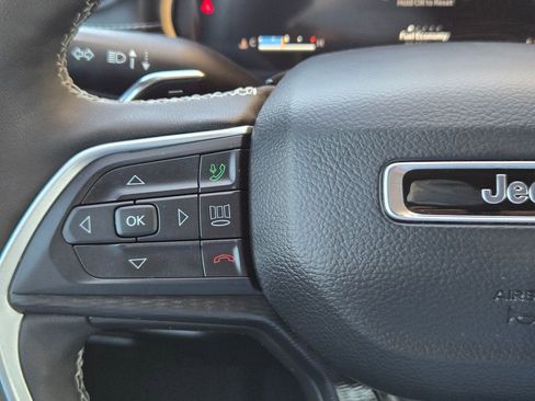 Used 2025 Jeep Grand Cherokee Altitude image 21