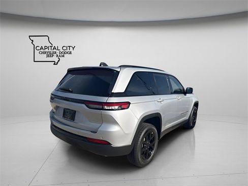 New 2025 Jeep Grand Cherokee Altitude image 9