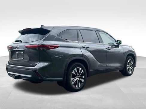 Used 2021 Toyota Highlander XLE AWD/4WD image 5