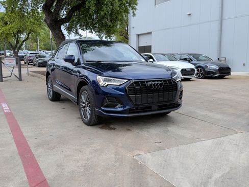 Used 2023 Audi Q3 2.0T Premium w/ Convenience Package image 2