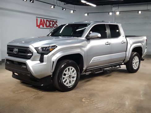 Certified 2025 Toyota Tacoma SR5 AWD/4WD image 3
