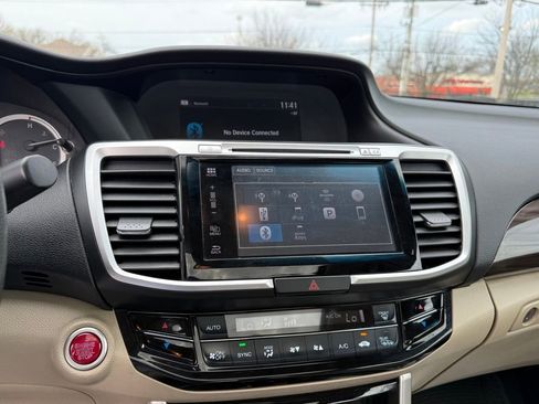 Used 2017 Honda Accord EX image 19