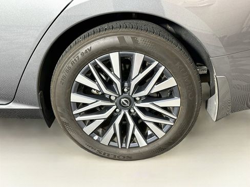 Used 2024 Nissan Altima 2.5 SV FWD image 11
