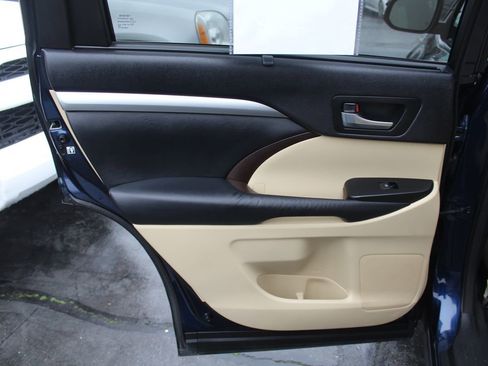 Used 2015 Toyota Highlander XLE image 24