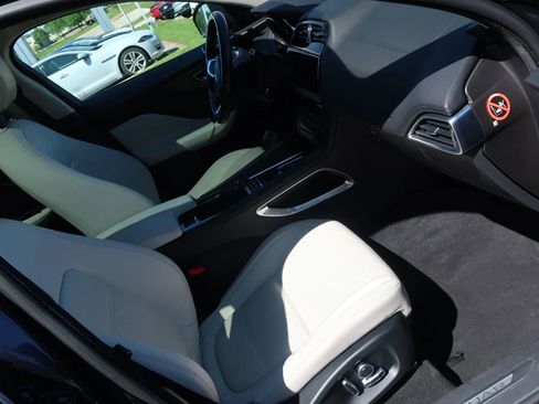 Used 2019 Jaguar F-PACE Prestige image 8