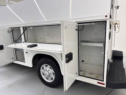 Used 2016 Ford E-350 and Econoline 350 Super Duty RWD image 10