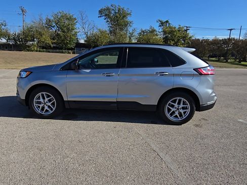 Certified 2022 Ford Edge SE image 6