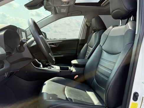 Used 2022 Toyota RAV4 XLE Premium image 10