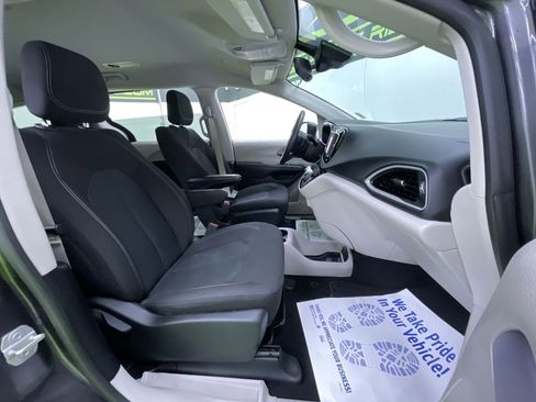 Used 2023 Chrysler Voyager LX image 28