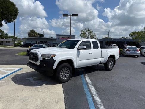 Used 2017 Toyota Tacoma SR5 w/ Tow Package image 2