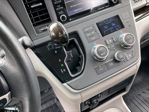 Used 2020 Toyota Sienna XLE w/ XLE Navigation Package image 13