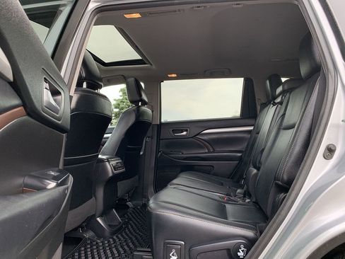 Used 2017 Toyota Highlander SE image 30