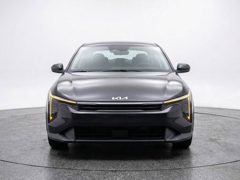 Used 2025 Kia K4 LXS image 2