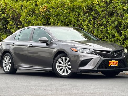 Used 2020 Toyota Camry SE FWD image 2