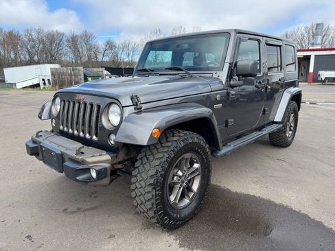 Used 2017 Jeep Wrangler Unlimited Sahara AWD/4WD image 2