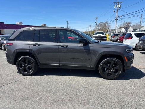 Certified 2024 Jeep Grand Cherokee Altitude AWD/4WD image 2