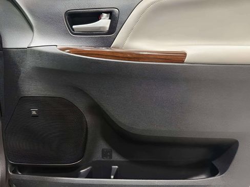 Used 2017 Toyota Sienna Limited AWD/4WD image 11