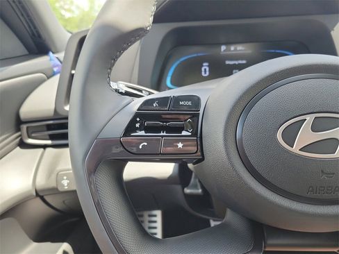 Used 2025 Hyundai Elantra Sport image 13