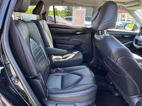 Used 2020 Toyota Highlander XLE AWD/4WD image 37