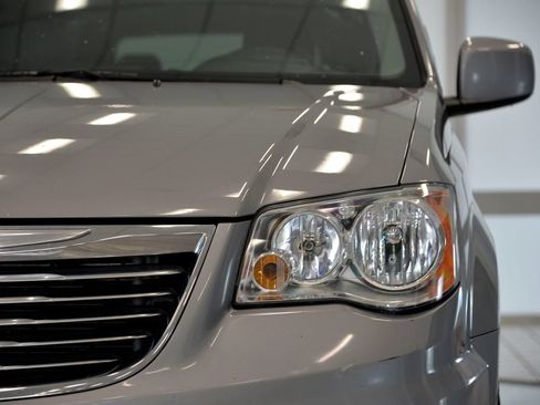 Used 2015 Chrysler Town & Country Touring FWD image 12