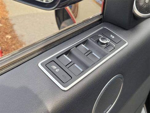 Used 2017 Land Rover Range Rover HSE image 18