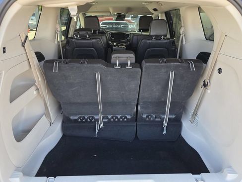 Used 2023 Chrysler Pacifica Touring-L FWD image 12