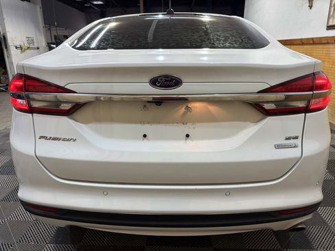 Used 2017 Ford Fusion SE w/ Fusion SE Technology Package image 3