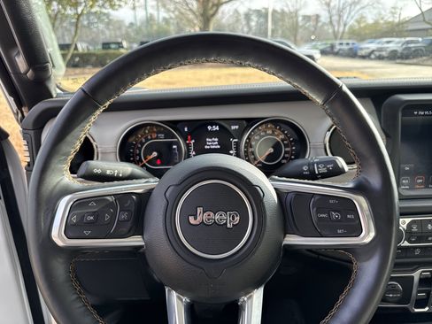Used 2021 Jeep Gladiator Overland image 24