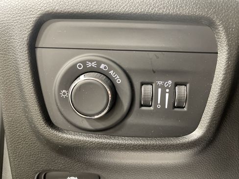 Used 2022 Jeep Grand Cherokee Laredo w/ Luxury Tech Group I image 19