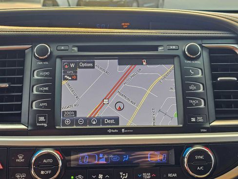 Used 2015 Toyota Highlander Limited w/ Driver Technology Package FWD image 27