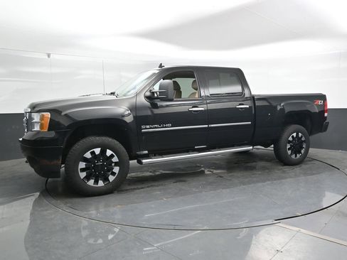Used 2011 GMC Sierra 2500 Denali w/ Suspension Package, Off-Road AWD/4WD image 6