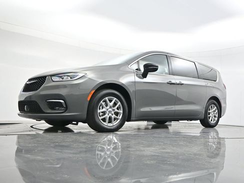 Used 2025 Chrysler Pacifica Select FWD image 43
