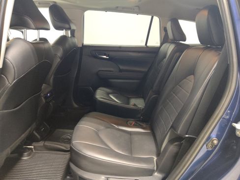 Used 2021 Toyota Highlander XLE AWD/4WD image 18