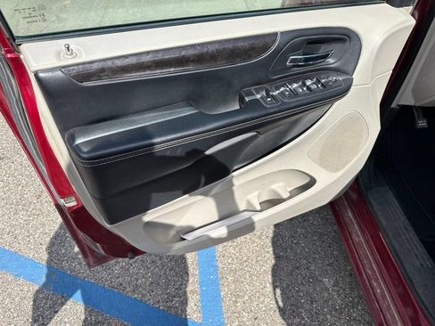 Used 2016 Chrysler Town & Country Touring FWD image 11
