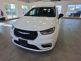 Used 2024 Chrysler Pacifica Touring-L FWD video 2