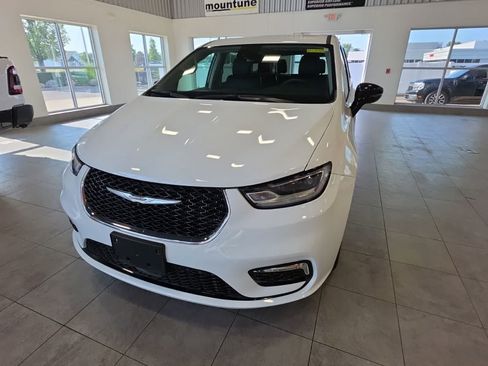 Used 2024 Chrysler Pacifica Touring-L FWD image 2