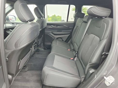 Used 2025 Jeep Grand Cherokee Laredo w/ Luxury Tech Group I AWD/4WD image 13