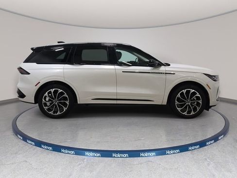 Used 2025 Lincoln Nautilus Reserve AWD/4WD image 4