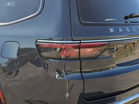 Used 2024 Jeep Wagoneer 4WD image 38