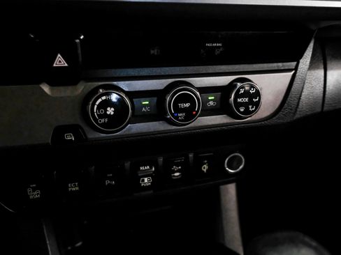 Used 2018 Toyota Tacoma TRD Sport w/ Technology Package image 23