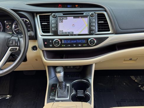 Used 2018 Toyota Highlander XLE FWD image 22