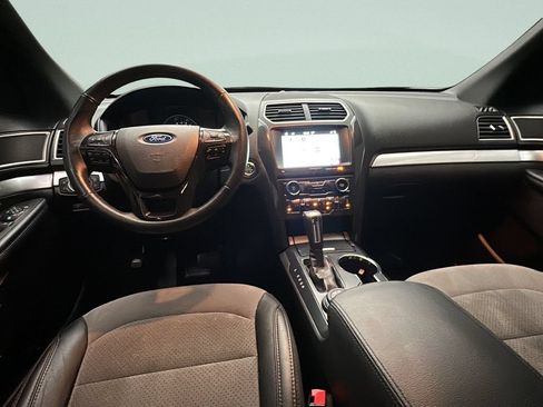 Used 2017 Ford Explorer XLT w/ Equipment Group 202A AWD/4WD image 24