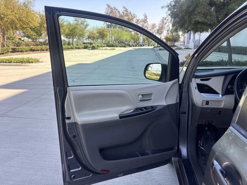 Used 2017 Toyota Sienna LE FWD image 17