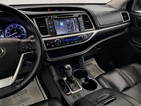 Used 2019 Toyota Highlander SE image 23